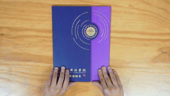 签发仪式在悠扬的校歌声中拉开帷幕