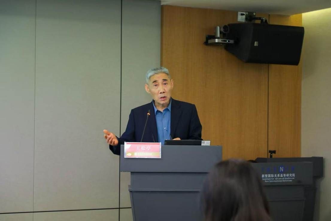 他勉励导师们不仅要传授知识